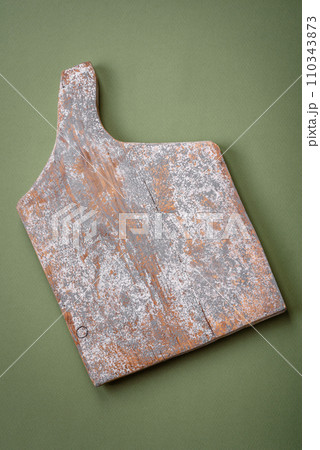 Empty wooden rectangular cutting board on a plain background, flatley with copy space Empty wooden rectangular cutting board on a plain background, flatley with copy space 110343873