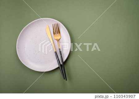 Empty round ceramic plate on a plain background, flatley with copy space Empty round ceramic plate on a plain background, flatley with copy space 110343907