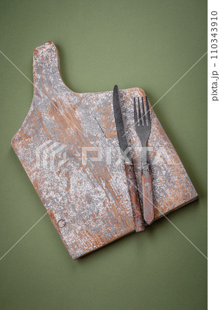 Empty wooden rectangular cutting board on a plain background, flatley with copy space 110343910