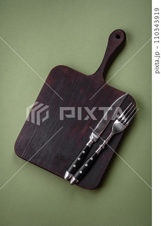 Empty wooden rectangular cutting board on a plain background, flatley with copy space Empty wooden rectangular cutting board on a plain background, flatley with copy space 110343919