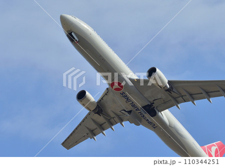 ターキッシュエアラインズA330-300離陸上昇 110344251