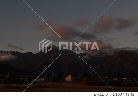 朝日が南アルプス甲斐駒ケ岳や麓白州の街を赤く染める時 110344345