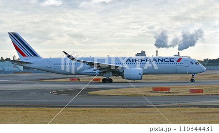 エールフランスA350-900成田十余三タキシング 110344431