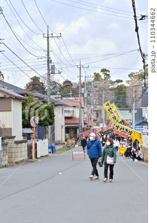 初詣で賑わう参道　お正月　出店　神社　 110344662