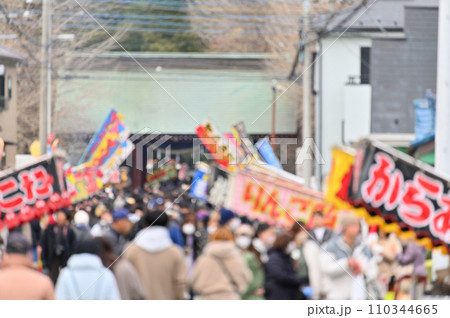 初詣で賑わう参道　お正月　出店　神社　 110344665