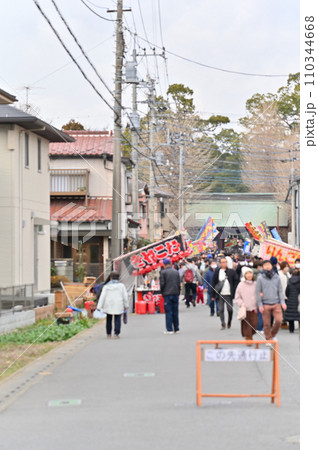 初詣で賑わう参道　お正月　出店　神社　 110344668