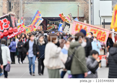 初詣で賑わう参道　お正月　出店　神社　 110344669