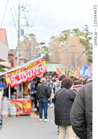 初詣で賑わう参道　お正月　出店　神社　 110344673