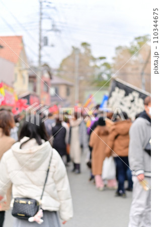 初詣で賑わう参道 お正月 出店 神社 初詣で賑わう参道 お正月 出店 神社 110344675