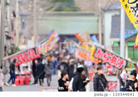 初詣で賑わう参道　お正月　出店　神社　 110344691