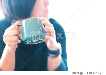 コーヒーカップを持つ手 コーヒーカップを持つ手 110344879