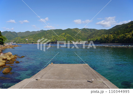 《熊野・楯ヶ崎遊歩道・阿古師神社》海から続く参道と海岸風景 110344995