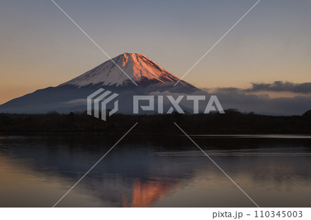 富士山絶景・精進湖から望む逆さ紅富士 富士山絶景・精進湖から望む逆さ紅富士 110345003