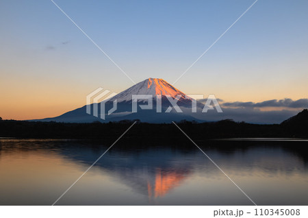 富士山絶景・精進湖から望む逆さ紅富士 110345008