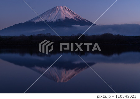 日没後の逆さ富士・精進湖からの絶景 日没後の逆さ富士・精進湖からの絶景 110345023
