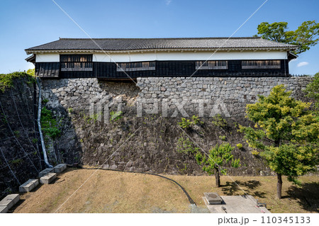 熊本県/ 特別見学通路から見た新緑の熊本城・数寄屋丸（数寄屋丸二階御広間） 110345133