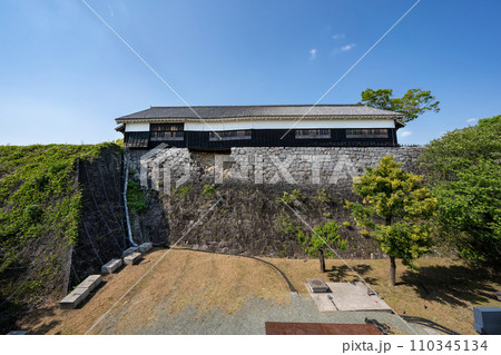 熊本県/ 特別見学通路から見た新緑の熊本城・数寄屋丸（数寄屋丸二階御広間） 110345134