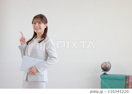 タブレットを抱えワンポイントのポーズのビジネスウーマン1 110345220