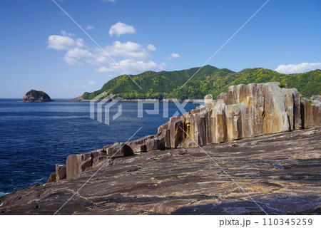 《熊野・楯ヶ崎》千畳敷と熊野灘の海岸風景 《熊野・楯ヶ崎》千畳敷と熊野灘の海岸風景 110345259
