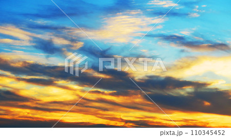 夕焼け空の美しい風景(埼玉県川口市付近) 夕焼け空の美しい風景(埼玉県川口市付近) 110345452