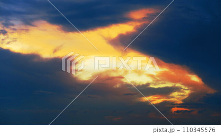 暗雲(黒雲)がある夕焼け空の美しい風景(埼玉県川口市付近) 暗雲(黒雲)がある夕焼け空の美しい風景(埼玉県川口市付近) 110345576