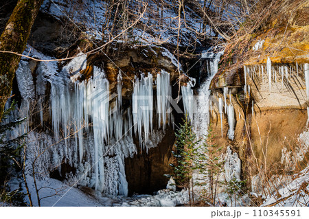 北海道　七条大滝の風景 110345591