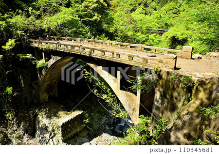 丹沢山地の本谷林道　本谷川に架かる古い橋　旧瀬戸橋 110345681