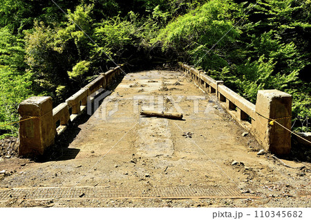 丹沢山地の本谷林道 本谷川に架かる古い橋 旧瀬戸橋 丹沢山地の本谷林道 本谷川に架かる古い橋 旧瀬戸橋 110345682