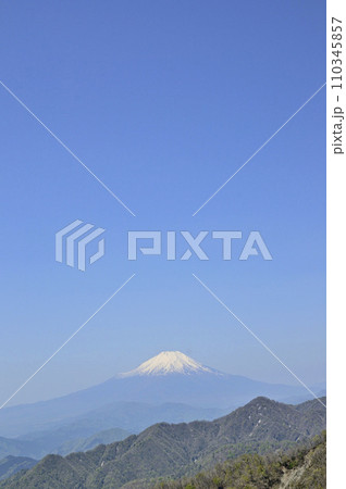 丹沢山地の丹沢山より新緑の山地と富士山と青空 110345857