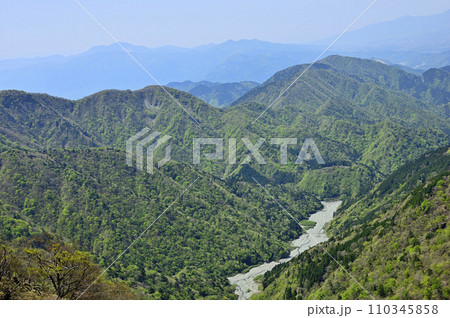 丹沢山地の丹沢山より望む新緑の鍋割山稜と檜岳山稜 110345858