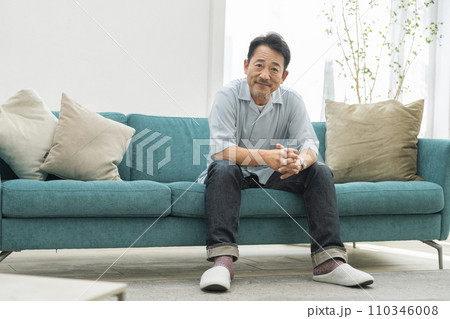 ソファに座った50代の男性 ポートレート ソファに座った50代の男性 ポートレート 110346008