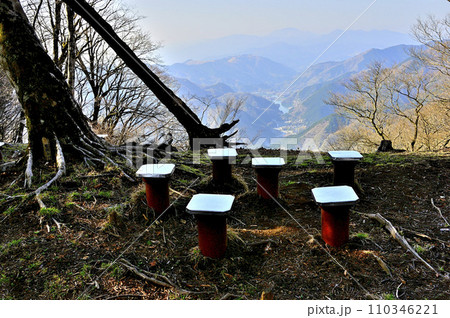 春の西丹沢 箒沢権現山の山頂より丹沢湖方面を望む 春の西丹沢 箒沢権現山の山頂より丹沢湖方面を望む 110346221