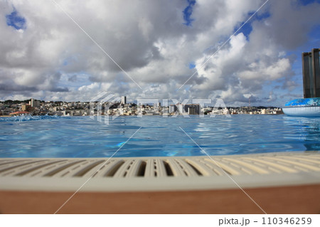 インフィニティプールの風景_ノボテル沖縄那覇 110346259