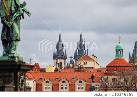 カレル橋の上から見たプラハ中心部の景色 110346269