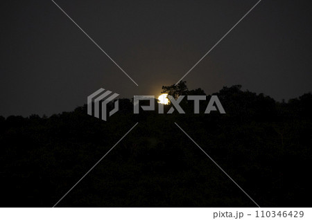 山に沈みゆく満月 110346429