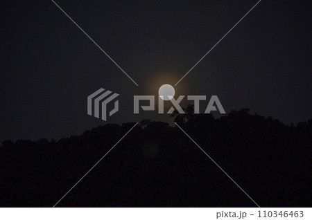 山に沈む満月 山に沈む満月 110346463