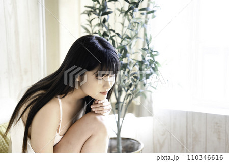 一人暮らしの若い女性　ランジェリー 110346616