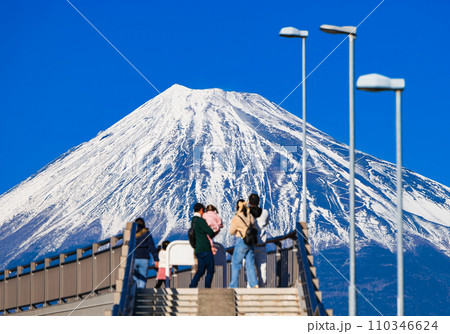 外国人に人気のインスタスポット　富士山夢の大橋 110346624