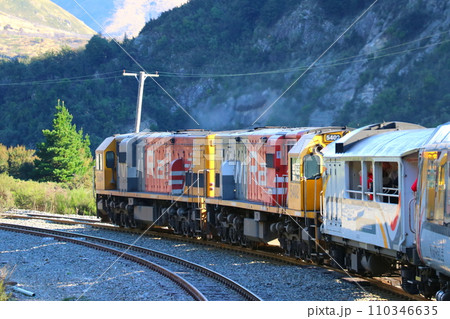 ニュージーランドの観光列車・トランツアルパインの車窓風景：牽引するディーゼル機関車 110346635