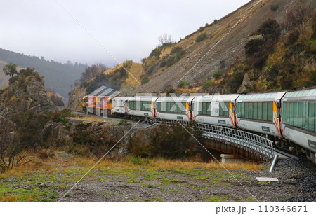 ニュージーランドの観光列車・トランツアルパインの車窓風景:曇れば荒涼とした沿線風景 ニュージーランドの観光列車・トランツアルパインの車窓風景:曇れば荒涼とした沿線風景 110346671