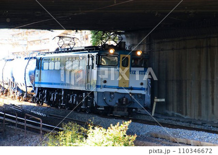 電気機関車EF65が牽引するタンク貨物列車 110346672