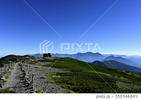 朝の乗鞍大黒岳からの風景(撮影地:乗鞍、大黒岳) 朝の乗鞍大黒岳からの風景(撮影地:乗鞍、大黒岳) 110346845