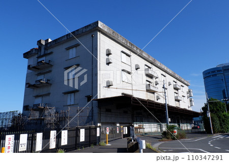 東京港の埠頭倉庫 110347291