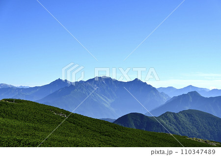朝の乗鞍大黒岳からの風景（撮影地：乗鞍、大黒岳） 110347489