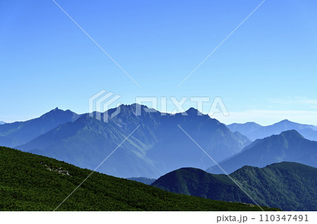 朝の乗鞍大黒岳からの風景(撮影地:乗鞍、大黒岳) 朝の乗鞍大黒岳からの風景(撮影地:乗鞍、大黒岳) 110347491