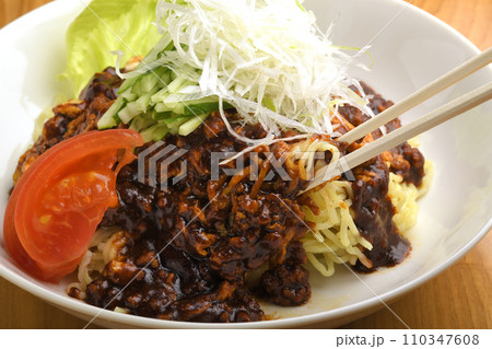 炸醤麺　ジャージャン麺　ジャージャンミェン 110347608