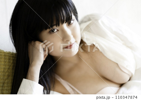 ランジェリーで寝転ぶ若い女性 110347874