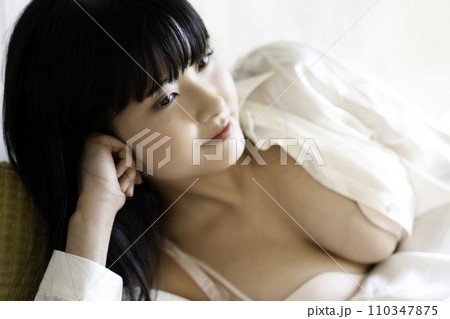 ランジェリーで寝転ぶ若い女性 ランジェリーで寝転ぶ若い女性 110347875