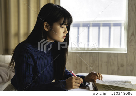 部屋で勉強する若い女性 110348086