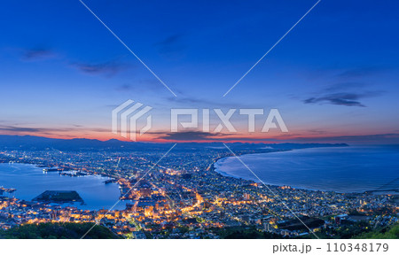 北海道函館_夜明けの空と夜景のハーモニー 110348179